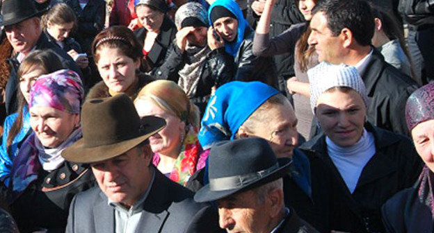 Жители Малгобека во время дня празднования 80-летия со дня основания города. Ингушетия, 4 октября 2013 г. Фото http://www.magas.ru/