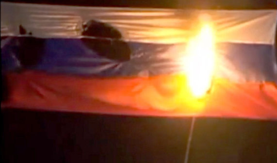 Сожжение российского флага в Поти. 5 ноября 2013 г. Кадр из видеорепортажа ИА "Новости-Грузия", http://newsgeorgia.ru/video/20131105/216058653.html