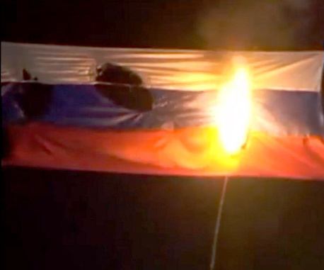 Сожжение российского флага в Поти. 5 ноября 2013 г. Кадр из видеорепортажа ИА "Новости-Грузия", http://newsgeorgia.ru/video/20131105/216058653.html