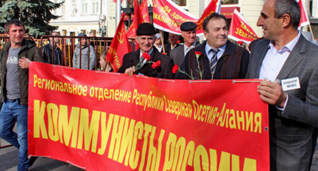 Митинг в честь годовщины Октябрьской революции. Владикавказ, 7 ноября 2013 г. Фото Эммы Марзоевой для "Кавказского узла"