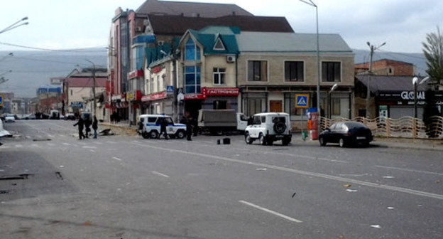 У взорванного магазина "24 часа" на перекрестке улиц Котрова и Ярагского в Махачкале. 8 ноября 2013 г. Фото Гасана Гаджиева
