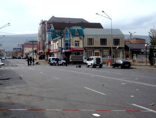 У взорванного магазина "24 часа" на перекрестке улиц Котрова и Ярагского в Махачкале. 8 ноября 2013 г. Фото Гасана Гаджиева
