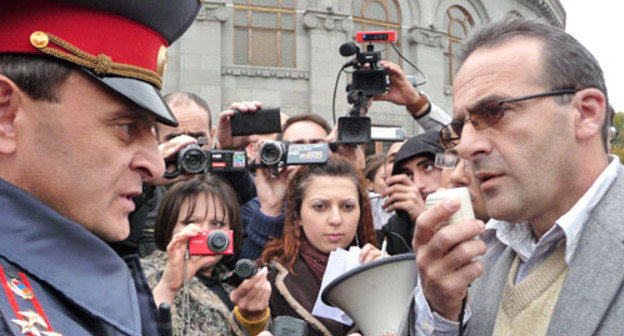 Выступает Артур Сакунц во время акции протеста в поддержку арестованных после столкновений с полицией 5 ноября. Ереван, 9 ноября 2013 г. Фото Армине Мартиросян для "Кавказского узла"