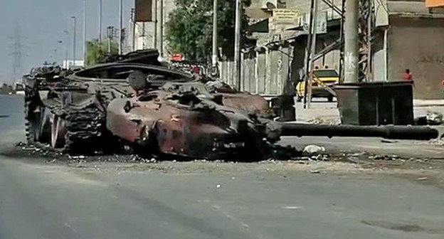 Уничтоженный танк Т-72 в Алеппо. Фото: Voice of America News: Scott Bobb reports from Aleppo, Syria, http://commons.wikimedia.org/