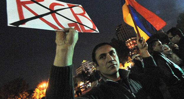 Сбор подписей против повышения цен на газ на площади Свободы. Ереван, 15 ноября 2013 г. Фото: PanARMENIAN Photo / 
Karo Sahakyan