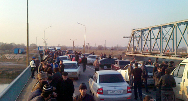Дагестан, 19 марта 2012 г. Родственники погибших в ходе конфликта, произошедшего в Кизляре 18 марта на улице Набережной, блокируют трассу в окрестностях города. Фото Ахмеда Магомедова для "Кавказского узла"