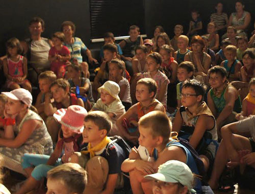 Зрители во время спектакля в Лазаревском камерном театре. Фото из архива Ларисы Торженсмех
