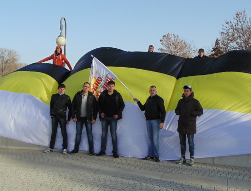 Участники движения "Русские Астрахани" проводят акцию памяти Юрия Буданова. Астрахань, 24 ноября 2013 г. Фото Елены Гребенюк для "Кавказского узла"