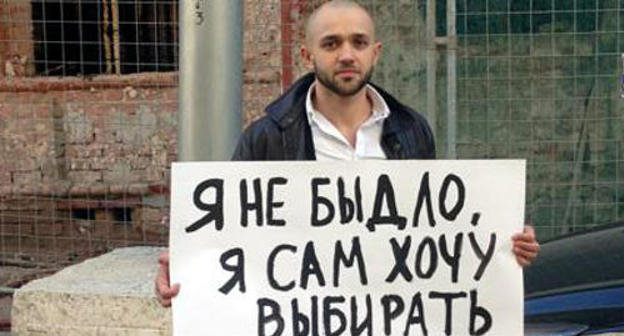 Ацамаз Гугкаев в пикете против отмены прямых выборов главы Северной Осетии. Москва, 1 ноября 2013 г. Фото с личной страницы Давида Газзаева на Facebook