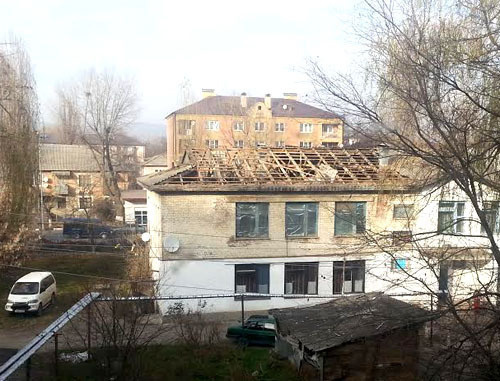 Демонтаж здания бывшего детского сада "Рябинка". Ингушетия, Карабулак, 26 ноября 2013 г. Фото Руслана Муцольгова для "Кавказского узла"
