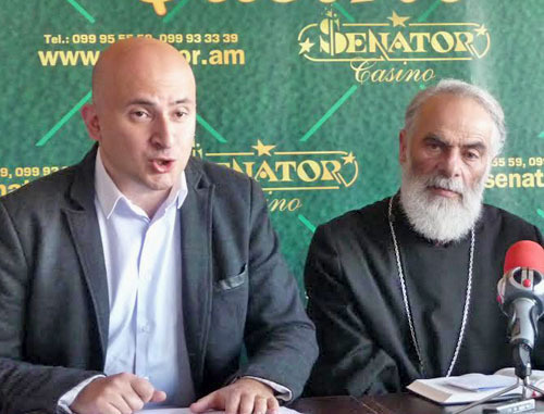 Арман Бошян (слева) и Кюрех Талян. Ереван, ноябрь 2013 г. Фото Армине Мартиросян для "Кавказского узла"