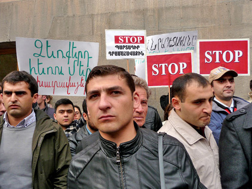 Акция протеста с требованием доработать реформу пенсионной системы, которую планируется ввести с января 2014 года. Ереван, 15 ноября 2013 г. Фото Армине Мартиросян для «Кавказского узла»