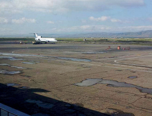 Летное поле в аэропорту Махачкалы, 2012 г. Фото: Richard Lozin, http://www.panoramio.com/photo/73080267 