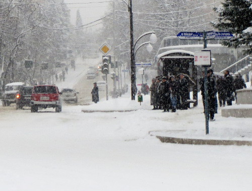 На автобусной остановке в Степанакерте утром 12 декабря 2013 г. Фото Алвард Григорян для "Кавказского узла"