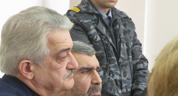 Аркадий Варданян (слева) на заседании суда по делу об убийстве Роберта Аветяна. Ноябрь 2013 г. Фото: http://www.aravot.am/2013/11/15/406085