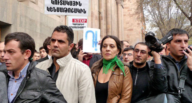 Акция протеста против новой накопительной пенсионной системы. Ереван, 15 ноября 2013 г. Фото Армине Мартиросян для "Кавказского узла"