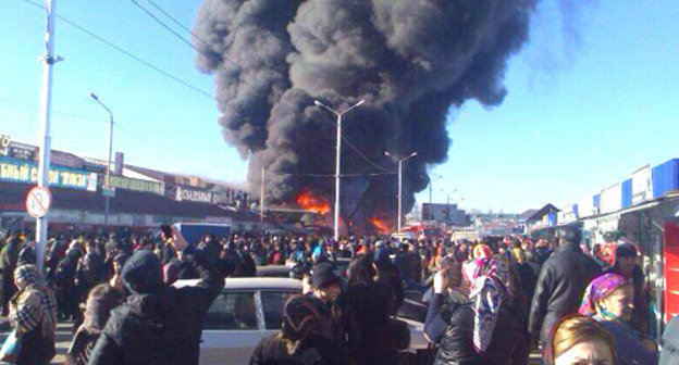 Пожар на центральном рынке в Грозном. 18 декабря 2013 г. Фото предоставлено очевидцем 