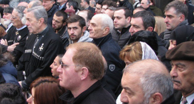 Прощание с Чабуа Амирэджиби на Дидубийском кладбище Тбилиси. 17 декабря 2013 г. Фото Беслана Кмузова для "Кавказского узла"