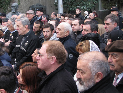 Прощание с Чабуа Амирэджиби на Дидубийском кладбище Тбилиси. 17 декабря 2013 г. Фото Беслана Кмузова для "Кавказского узла"