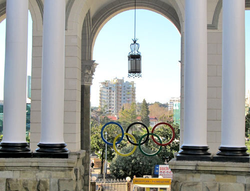 Олимпийские кольца на железнодорожном вокзале в Сочи. Декабрь 2013 г. Фото Татьяны Уколовой для "Кавказского узла"