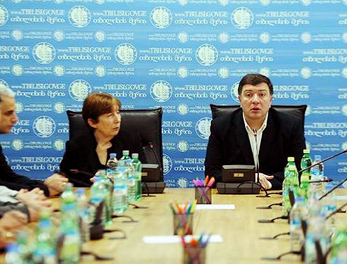 Севдия Угрехелидзе (в центре)и Гиги Угулава (справа) на заседании мэрии Тбилиси 22 декабря 2013 г. Фото: http://new.tbilisi.gov.ge
