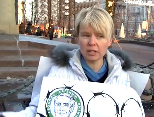 Евгения Чирикова в одиночном пикете в поддержку эколога Евгения Витишко. Москва, 25 декабря 2013 г. Кадр из видео www.youtube.com