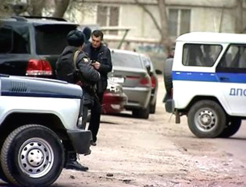 Сотрудник правоохранительных органов проверяет документы у водителя. Фото http://www.stavropolye.tv/
