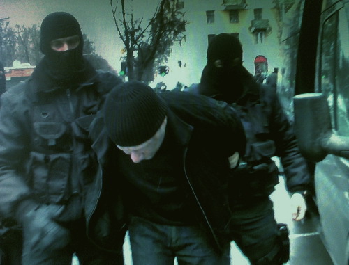 Задержание подозреваемого. Фото: http://petrovka38.ru