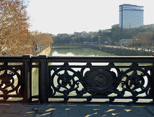 Барельеф моста в центре Тбилиси. Январь 2014 г. Фото Инны Кукуджановой для "Кавказского узла"
