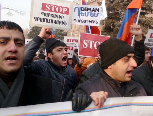 Участники шествия против накопительной пенсионной системы. Ереван, 18 января 2014 г. Фото Армине Мартиросян для "Кавказского узла"