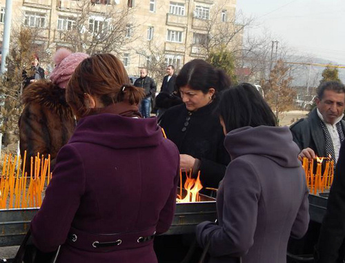Акция зажжения свечей у дома погибшего младшего сержанта Армена Ованнисяна. Ереван, 21 января 2014 г. Фото со страницы сообщества Armenian Soldier Armen Hovhannisyan в социальной сети Facebook