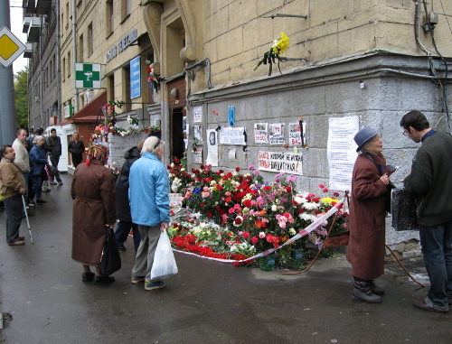 Москва, 10 октября 2006 г. У подъезда дома Анны Политковской на Лесной улице через 3 дня после ее убийства. Фото: John Martens, http://commons.wikimedia.org