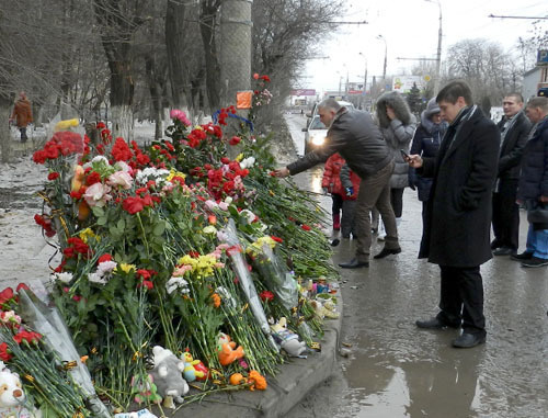 Цветы на месте взрыва троллейбуса. Волгоград, 1 января 2014 г. Фото Татьяны Филимоновой для "Кавказского узла"