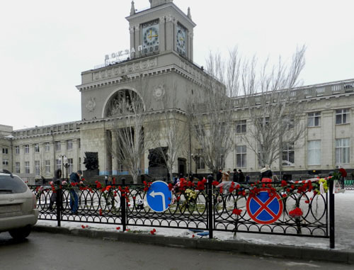 Цветы на железной ограде возле железнодорожного вокзала. Волгоград, 1 января 2014 г. Фото Татьяны Филимоновой для "Кавказского узла"