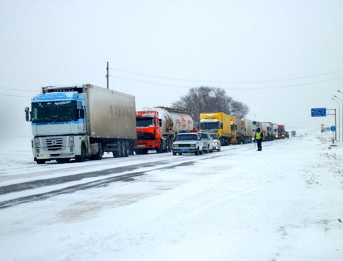 Транспорт на заснеженной дороге в Ставропольском крае. 30 января 2014 г. Фото УГИБДД по Ставропольскому краю