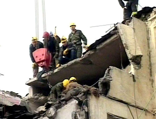 Обрушение пятиэтажного здания на проспекте Гейдара Алиева в Баку. 25 января 2014 г. Фото: RFE/RL