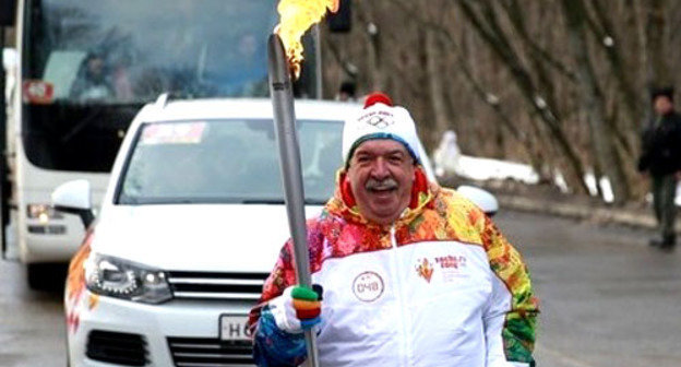 Факелоносец во время эстафеты олимпийского огня. Февраль 2014 г. Фото пользователя Sochi 2014 Winter Games с сайта Flickr.com