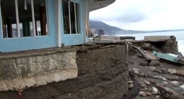 Пансионат "Кавказ", пострадавший от шторма. Гагра, 31 января 2014 г. Кадр из видео www.youtube.com/