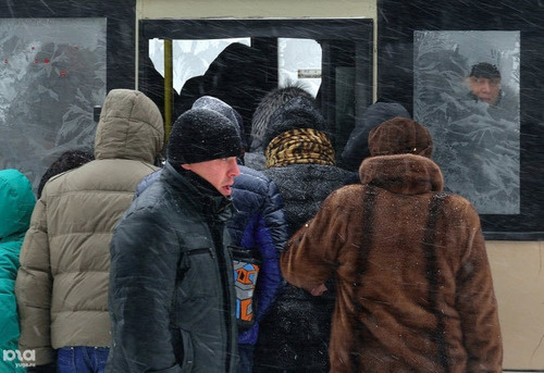 Жители города на остановке общественного транспорта во время снегопада. Ростов-на-Дону, февраль 2014 г. Фото: Андрей Бойко, ЮГА.ру