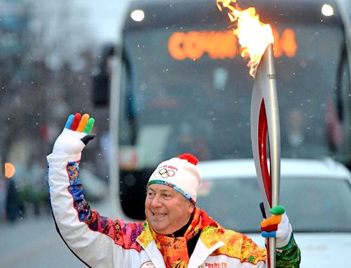Факелоносец во время эстафеты олимпийского огня. Февраль 2014 г. Фото: пресс-служба оргкомитета Сочи-2014