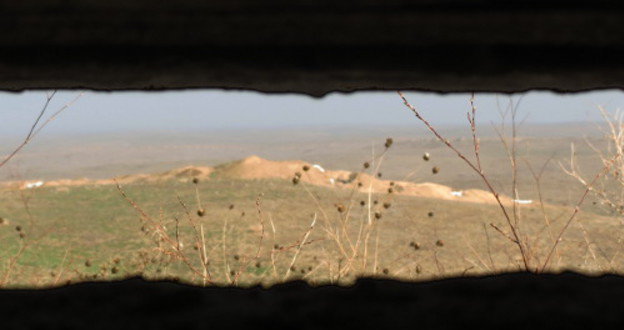 Нагорный Карабах, Мартунинский район, линия фронта в зоне конфликта. Вид из укрытия на позиции азербайджанской армии. Декабрь 2013 г. Фото Алвард Григорян для "Кавказского узла"