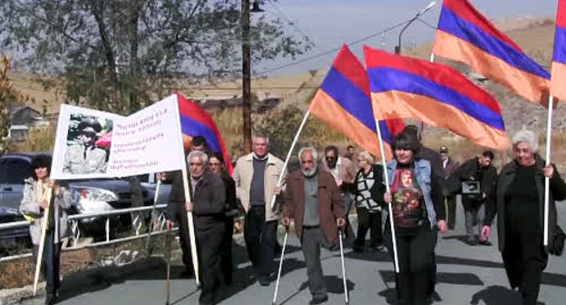 Шествие в поддержку Володи Аветисяна возле тюрьмы "Нубарашен". Ереван, 1 ноября 2013 г. Кадр из видеорепортажа Радио Азатутюн (RFE/RL), http://rus.azatutyun.am/media/video/25155464.html