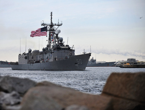 Ракетный фрегат ВМС США USS Taylor покидает военно-морскую базу Мэйпорт. 8 января 2014 г.  Фото: (U.S. Navy photo by Mass Communication Specialist 2nd Class Marcus L. Stanley/Released, http://www.navy.mil