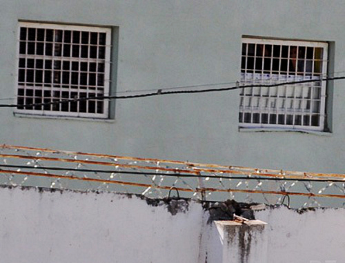 Тюремные окна. Фото: Copyright © 2014 Democracy & Freedom Watch, http://dfwatch.net
