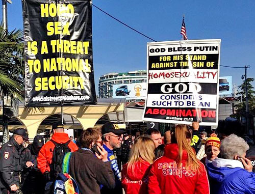 Противники гомосексуализма вышли с плакатами на английском языке к центральному вокзалу. Сочи, 10 февраля 2014 г. Фото http://ipolk.ru/