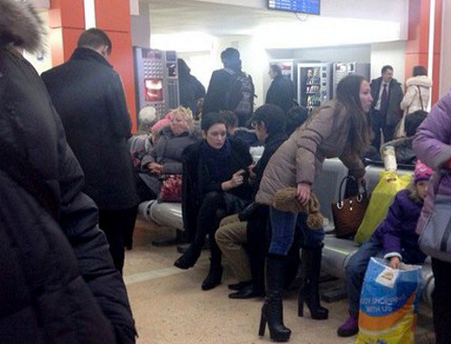 Пассажиры рейса "Хургада-Волгоград" в аэропорту Самары в ожидании вылета. 12 февраля 2014 г. Фото очевидца, http://news.progorodsamara.ru/news/view/161190