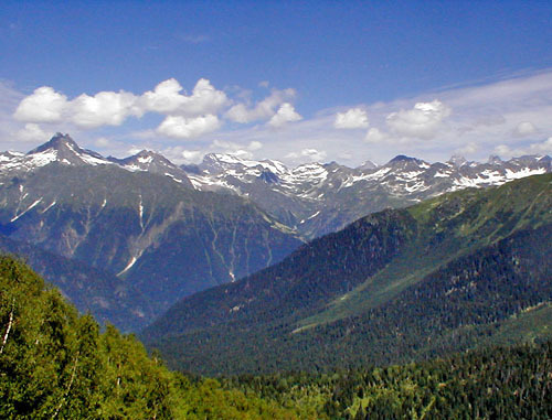 Горы в Верхней Сванетии. Фото: Kakha Kakhidze http://ru.wikipedia.org/