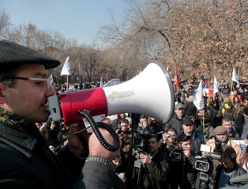 Член инициативной группы DEM.AM Тигран Мартиросян на митинге против пятипроцентных удержаний с заработной платы. Ереван, 6 февраля 2014 г. Фото Армине Мартиросян для "Кавказского узла"