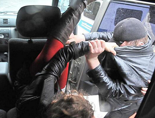 Задержание участниц группы Pussy Riot в Сочи 18 февраля 2014 г. Фото из твиттера активистов группы Война, https://twitter.com/gruppa_voina/status/435830304725794816