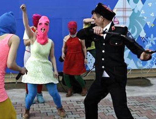 Потасовка между казаками и членами панк-группы Pussy Riot и арт-группы "Война". Сочи, 19 февраля 2014 г. Фото из твиттера активистов группы Война, https://twitter.com/gruppa_voina/status/435830304725794816